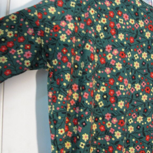 * 2/$15 LuLaRoe Irma Tunic XXS NWT $36 OVERSIZEDD Fits Medium Green Floral - Picture 3 of 4